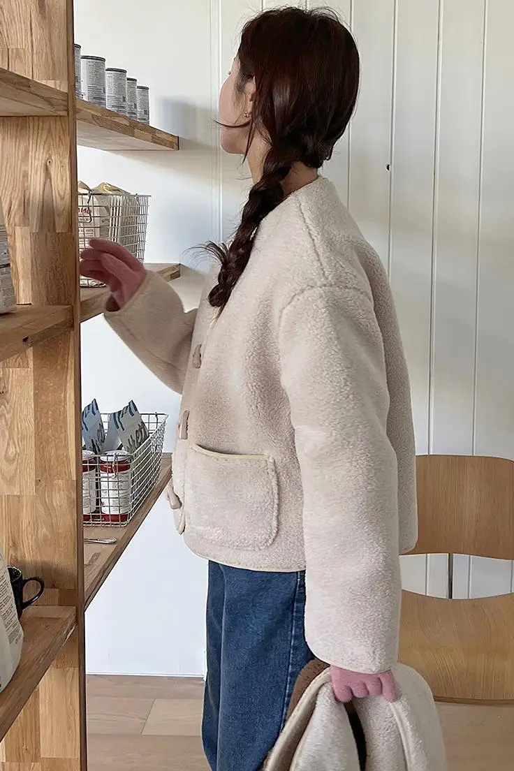 Korean Fashion Sweet Girls Soft Coat Round Neck with Scalf Horn Buttons Pockets Short Cut Berber Fleece Coats for Women
