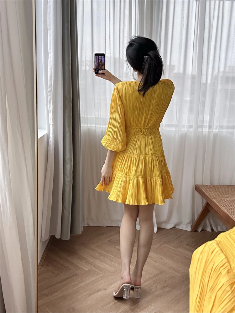

Elegant dress with yellow pleats, V-neck, high waist,ruffled edges, 7/4 bubble sleeves, short skirt that looks white and slim