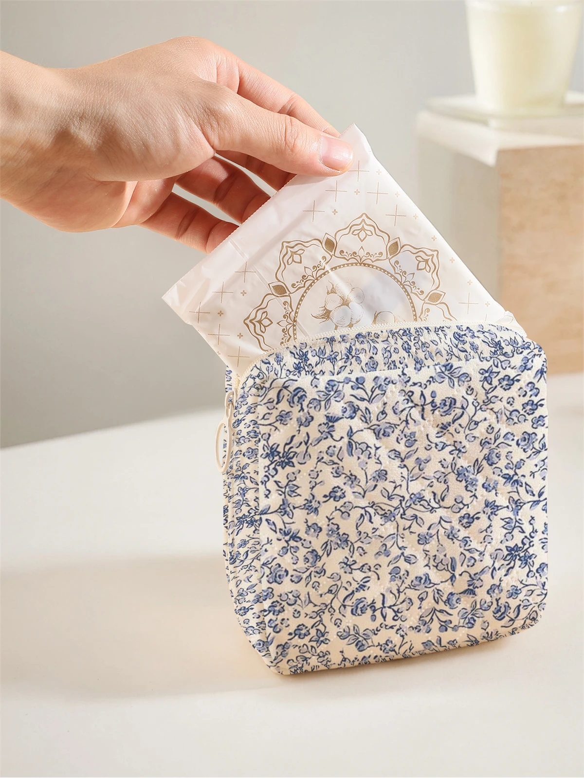 1 portable sanitary napkin storage bag, made of seaweed turtle pattern and diamond mesh material, lightweight women's tissue bag