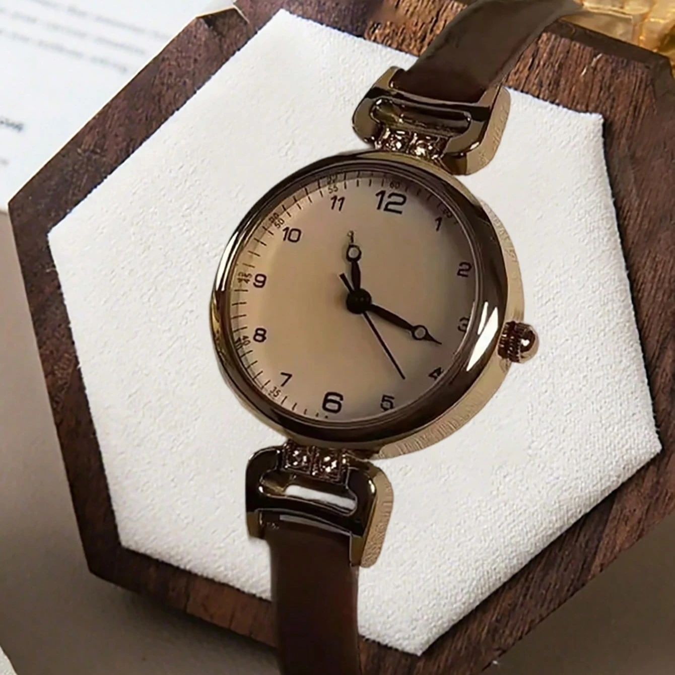 Ladies'strap circular digital small dial retro British style niche light luxury fashionable quartz watch suitable for daily wear