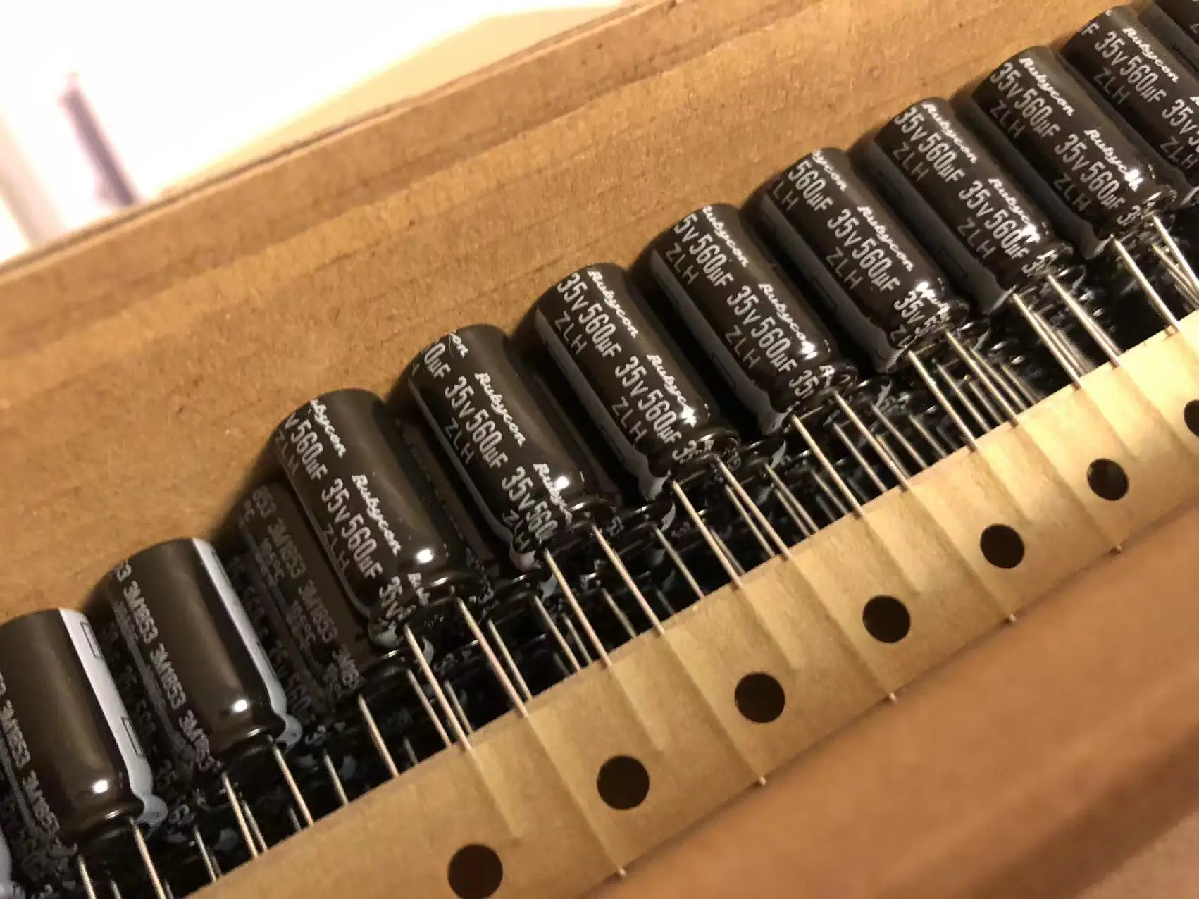 2024 오리지널 560UF 35V 일본 루비콘 캐패시터 35V560UF 10*20 ZLH 신제품 