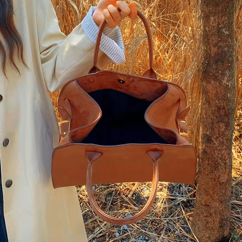 High-end Niche Design Handbags Outdoor Travel Bags Autumn and Winter New High-capacity Retro Commuter Handbags Ladies