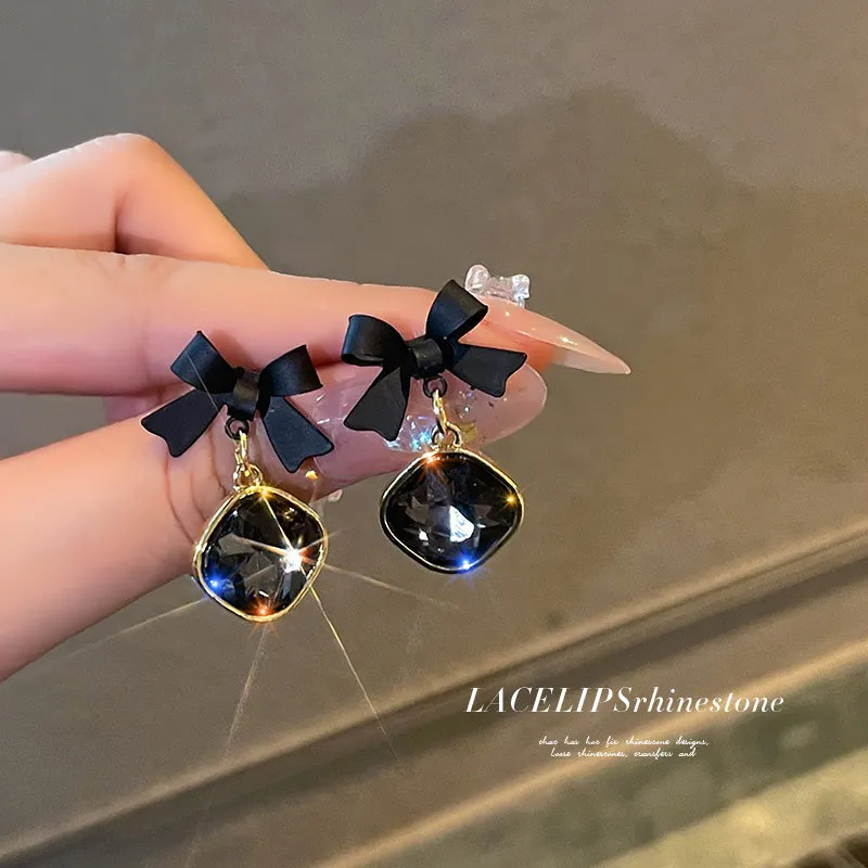 

Mysterious Black Bow Internet Popular Popular Earrings,Small and Popular Design Sense Jewelry decoration Light Luxury temperamen