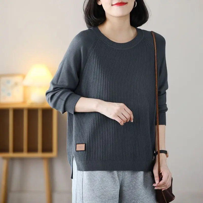 

2023 New Autumn and Winter Korean Version Simple and Atmospheric Round Neck Loose Casual Hem with Split Bottom Knit Sweater