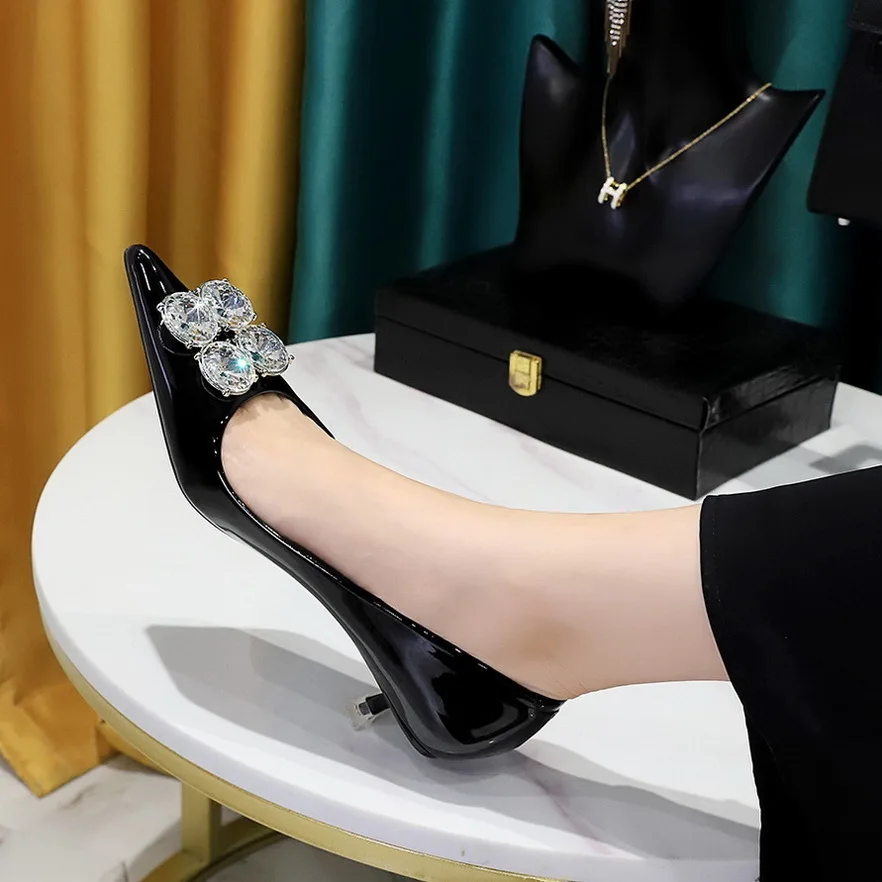 thumbnail image 1 of Zapatos de tacón medio para mujer, de moda, para banquetes, de piel lacada, de boca baja, puntiagudos, de metal y diamantes de imitación, zapatos de tacón único para mujer, 1 of 5