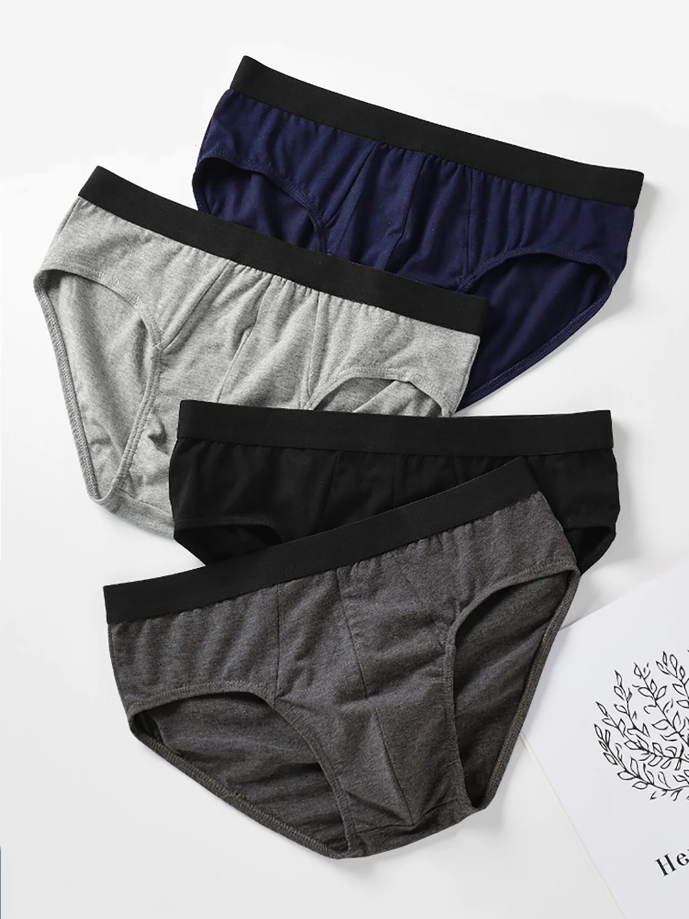 4-piece men's triangle underwear, simple and comfortable for daily use. Four-color underwear set, all-season men's underwear