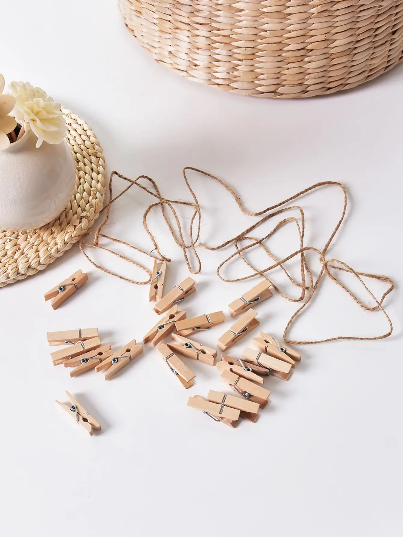 100Pcs Clothes Pegs Photo Clips Wooden Clothespins Multi-Functional Reusable Mini Wooden Clips with Jute Twine for Photo Wall and DIY Craft