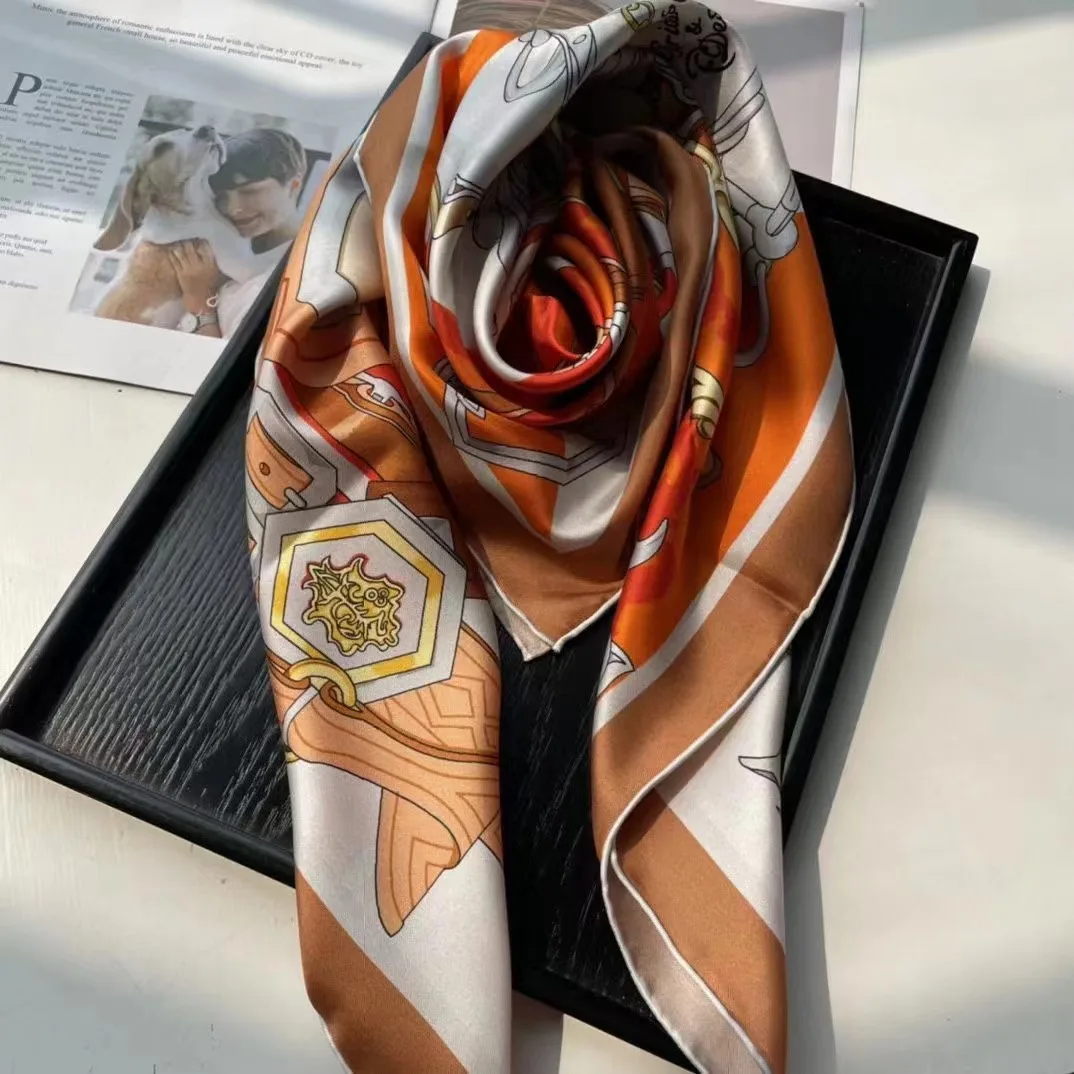 Рисунок 2 - Женский шёлковый квадратный шарф