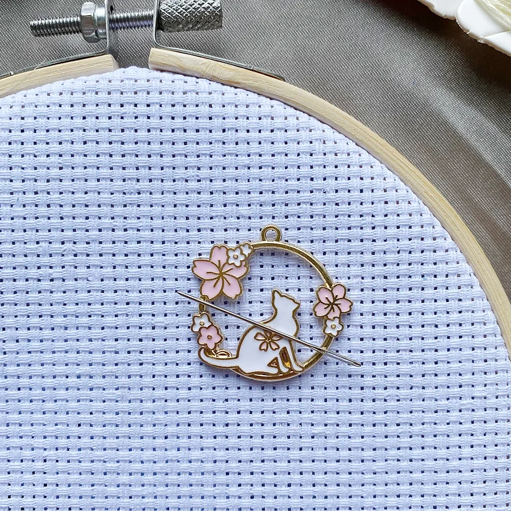 DPXWCCH Fan Needle Minder Magnetic for Embroidery Cross Stitch, Cute Needle  Nanny with Needle Threader DIY Crystals Pendant Decor, Sewing Needlework