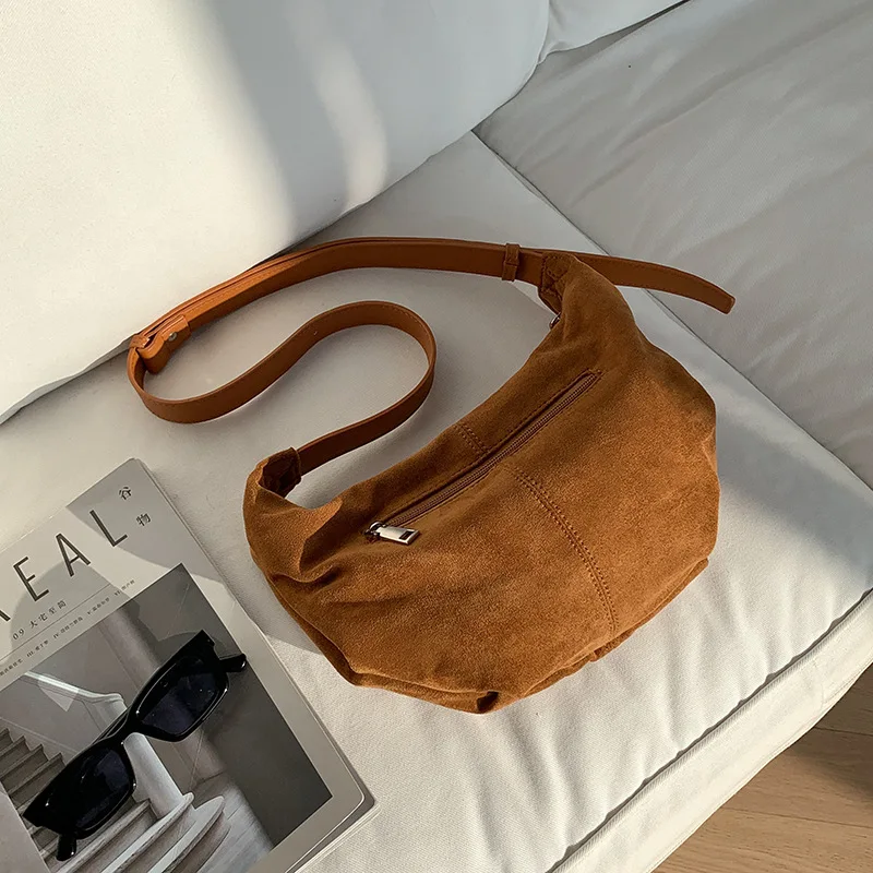 Bolso de mano de media luna de tendencia de moda 2023, bolso cruzado de hombro de piel de nobuk de gran capacidad, bolso de diseño lujoso para mujer