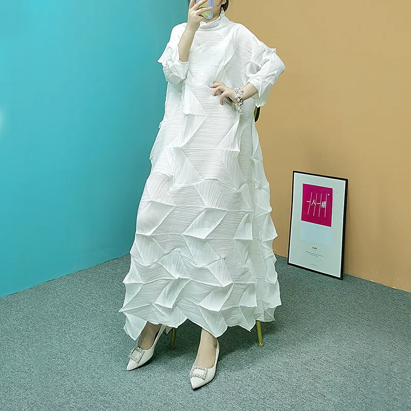 

2024 New Three Mansion Pleated Diamond Dress Long Fashion Irregular Solid High Neck Design Elegant and Elegant Women's Wear