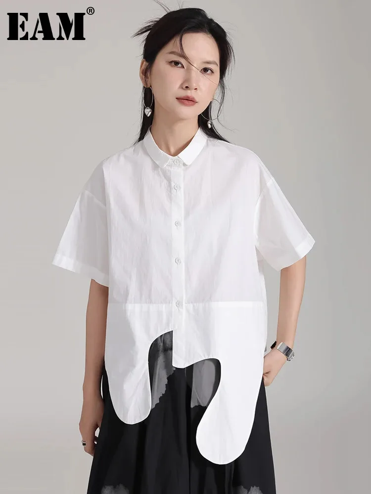 

[EAM] Женская белая блузка с асимметричным подолом большого размера, новая свободная рубашка с отворотом и коротким рукавом, весна-лето 2024, 1DF9887
