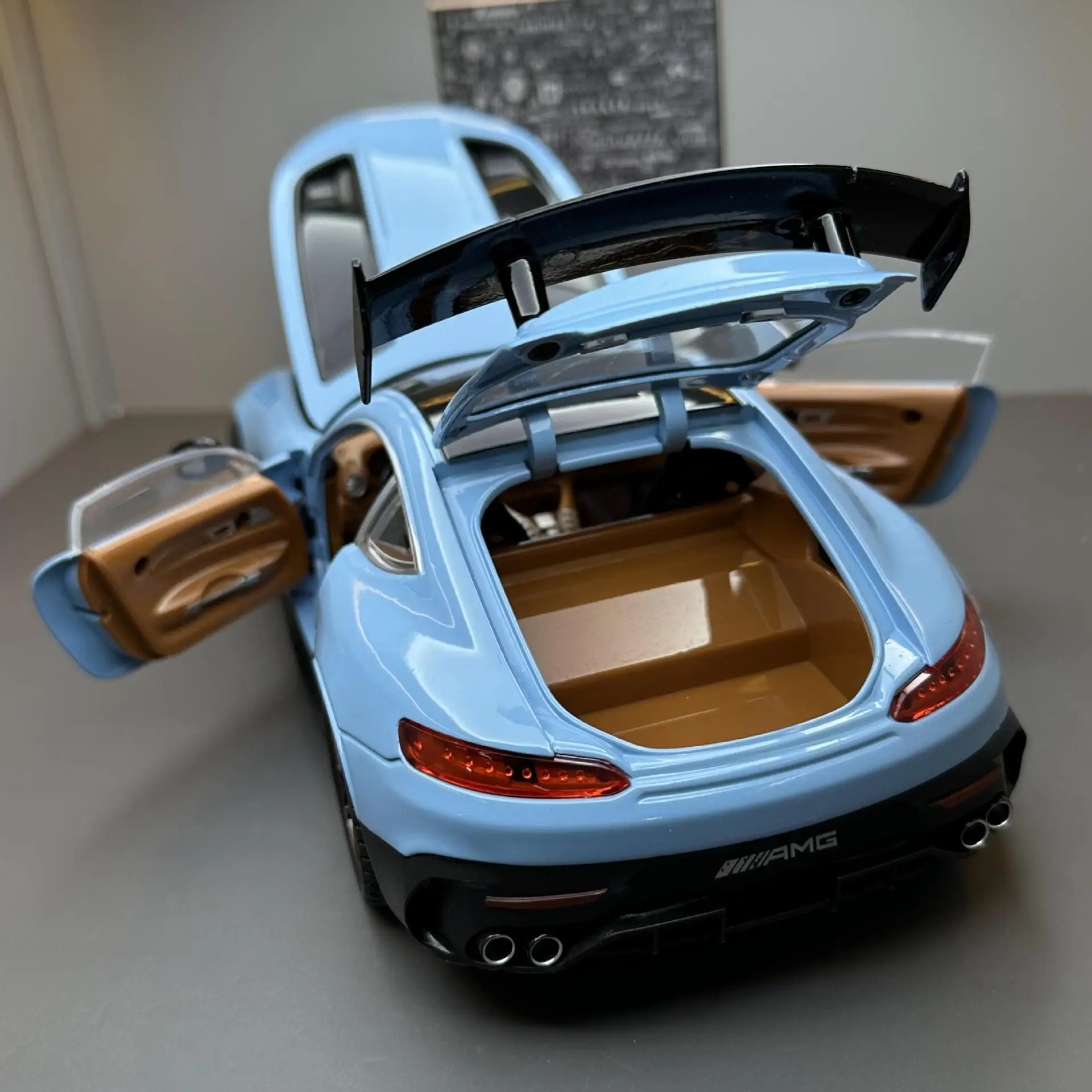 1:18 Mercedes-Benz AMG GT Sports car Alloy Car Model Sound And Light Pull Back Toy Car Die-Cast Boys Collection Decoration Gift 4