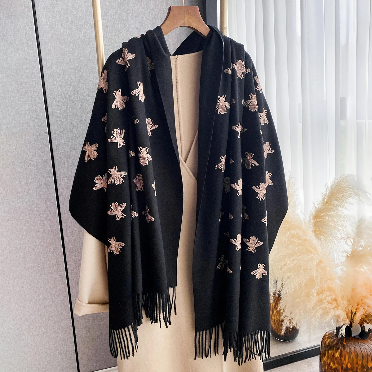 Fashion Bee Print Embroidery Scarf Elegant Women Winter Thick Warm Neck Pashmina Long Fringe Scarves Lady Blanket Soft Shawl