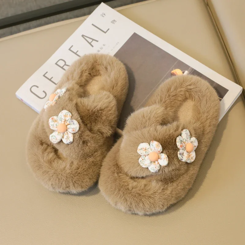 

Детские теплые тапочки для девочек, новинка зимы 2024, модная удобная повседневная универсальная Уличная обувь на мягкой подошве с милыми цветами