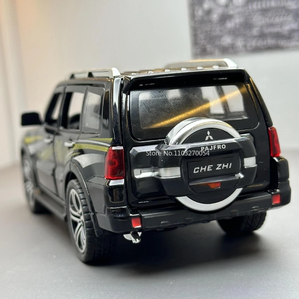 

1/32 Mitsubishi Pajero SUV Alloy Car Model Toys Simulation Exquisite Interior Design Diecast Sound Light Pull Back Vehicles Gift