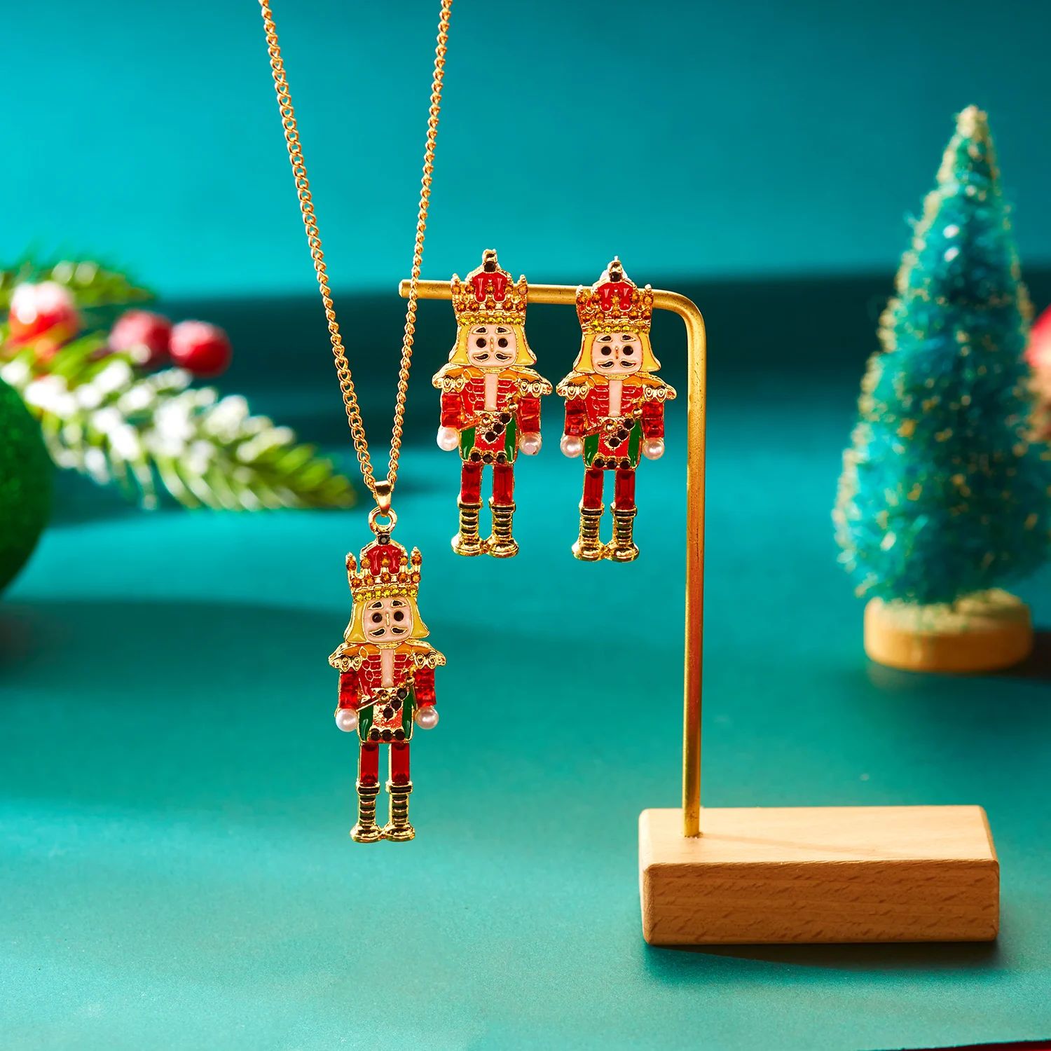 Design Sense Rosa süße Nussknacker-Soldat-Ohrringe für Frauen, glänzende Strass-Imitationsperle, elegante Ohrringe, Weihnachtsschmuck – Detail 4
