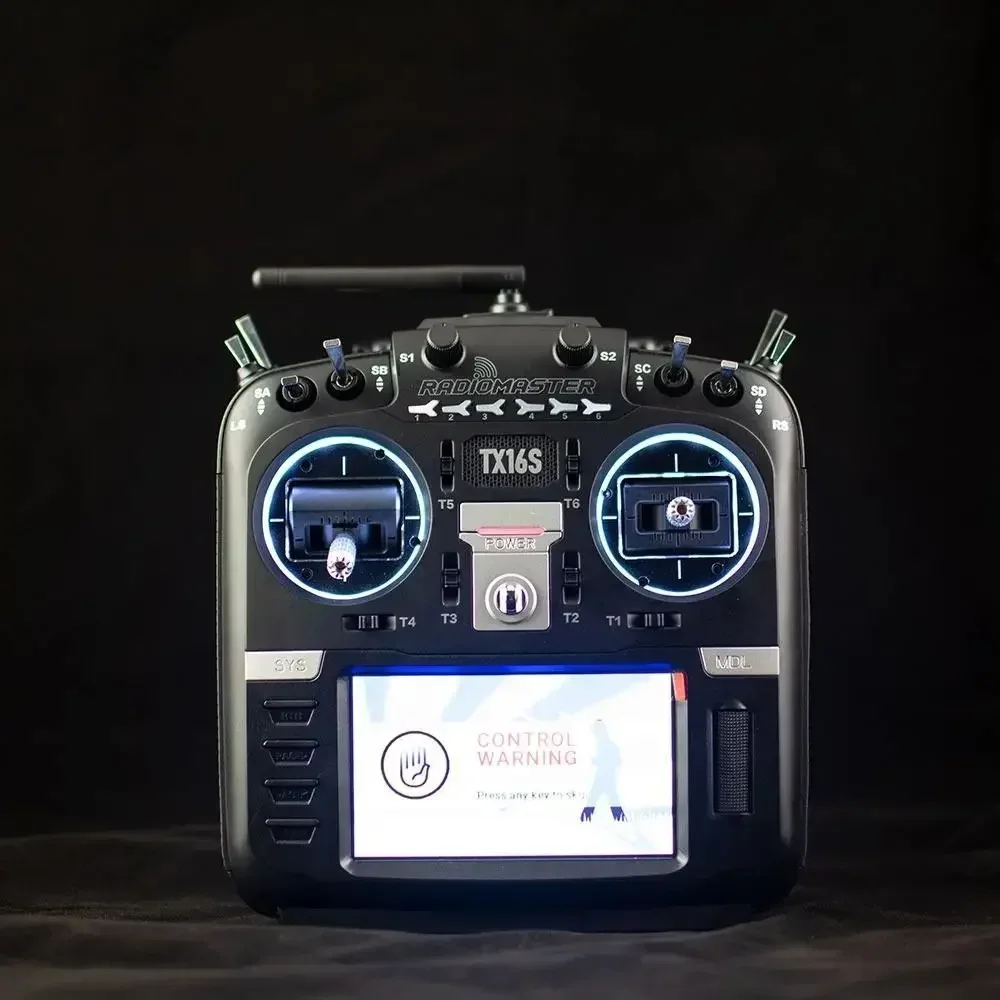 RadioMaster TX16S avec kit LED Cardan allumé en rouge, mise à niveau lumineuse Plug and Play, contraste avec le boîtier noir.