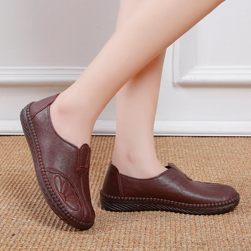 2023 Spring Autumn Leather Women Casual Soft Bottom Comfortable Flat Shoes Femme Walking Slip On Flats Shoes Mother Shoes
