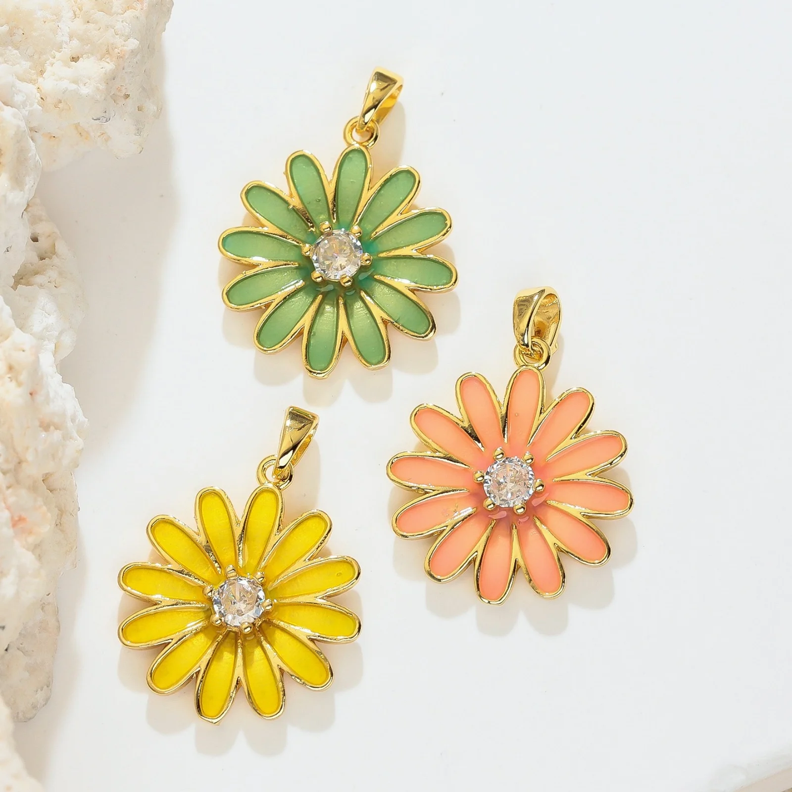 1 Stück Gänseblümchen-Blumen-Emaille-Anhänger mit klaren Zirkonia-Steinen, 18K vergoldeter Messing-Anhänger für DIY-Halsketten-Schmuckherstellung, Großhandel