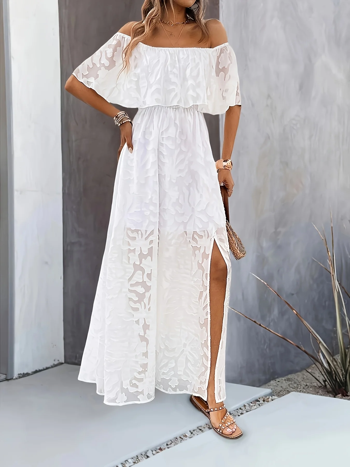 “Vestido longo branco ombro a ombro com textura floral e fenda lateral”