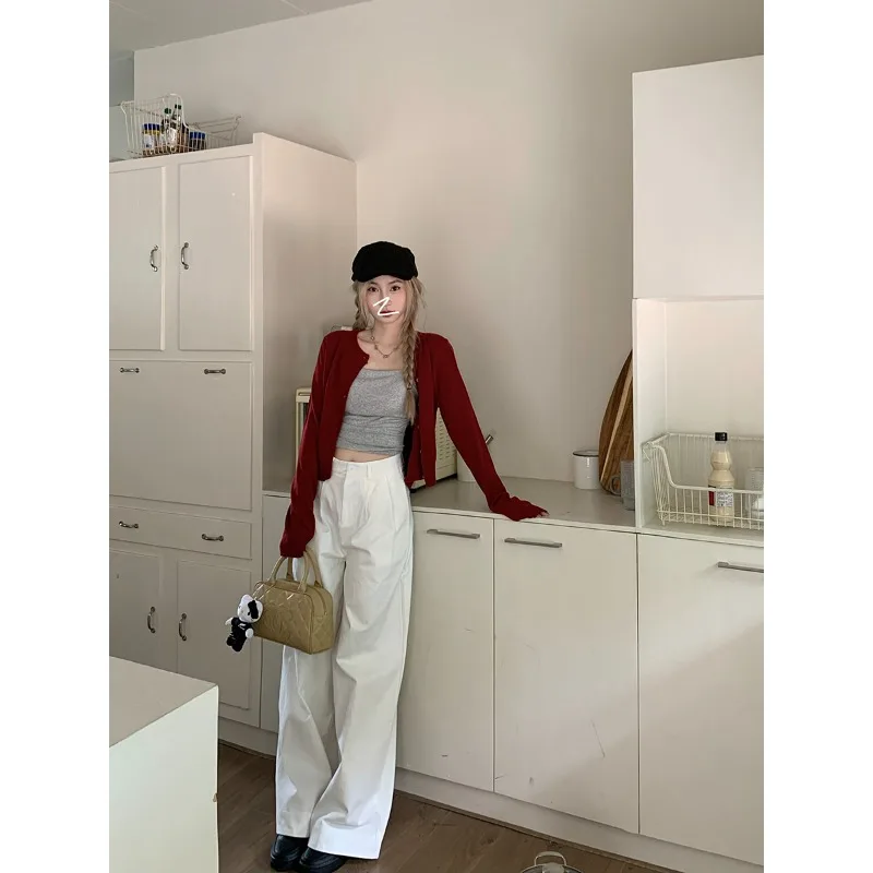 

Женский трикотажный комплект из трех предметов, красный кардиган с круглым вырезом + серая майка + белые прямые широкие брюки, женская одежда