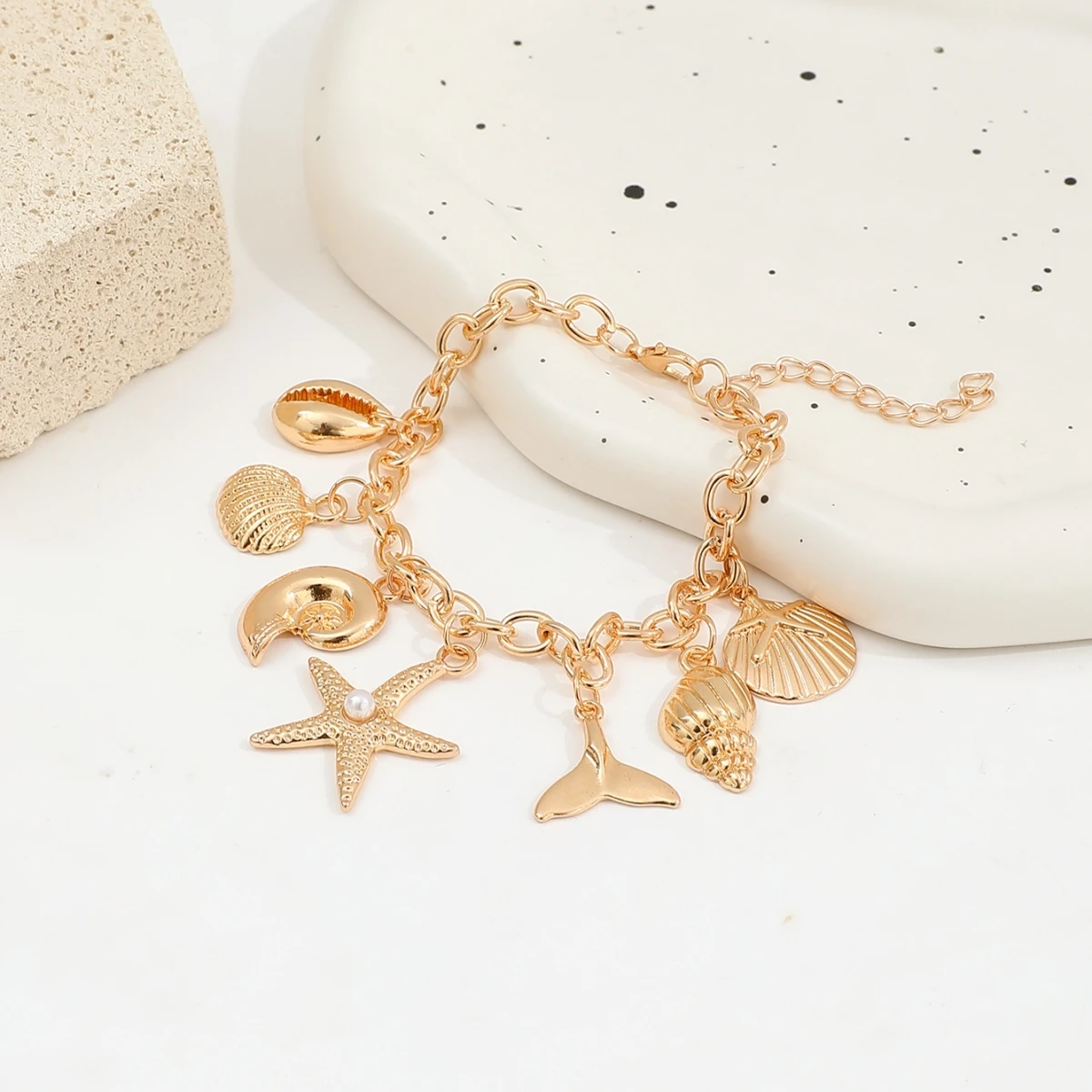 Pulseira boho de praia com berloques de estrela e conchas_voghion.com