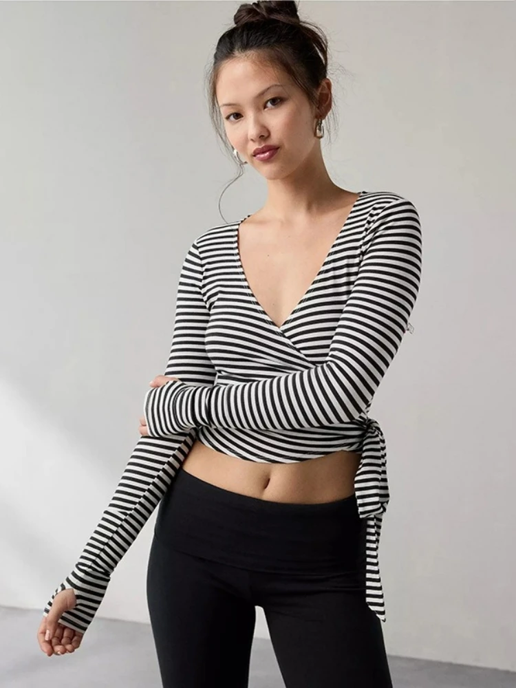 Футболки з V-подібним вирізом для жінок Y2k Одяг з довгим рукавом Укорочений топ у смужку Тонка феміністська сорочка Вуличний одяг Ropa De Mujer Camisetas