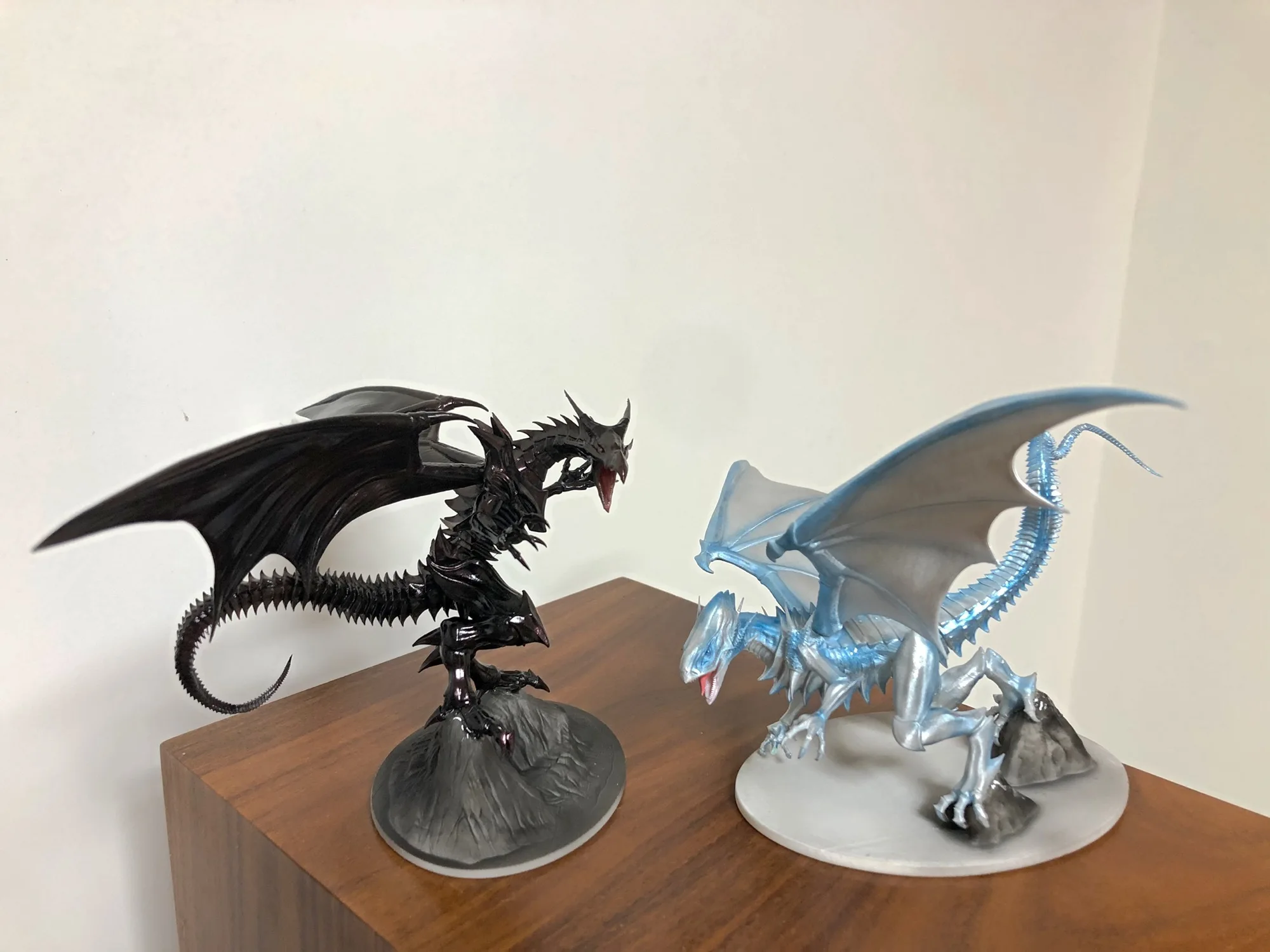 

Yu-Gi-Oh 13cm Figures Blue-Eyes White Dragon/Red-Eyes Black Dragon Hand-made Model Decoration (Not original)
