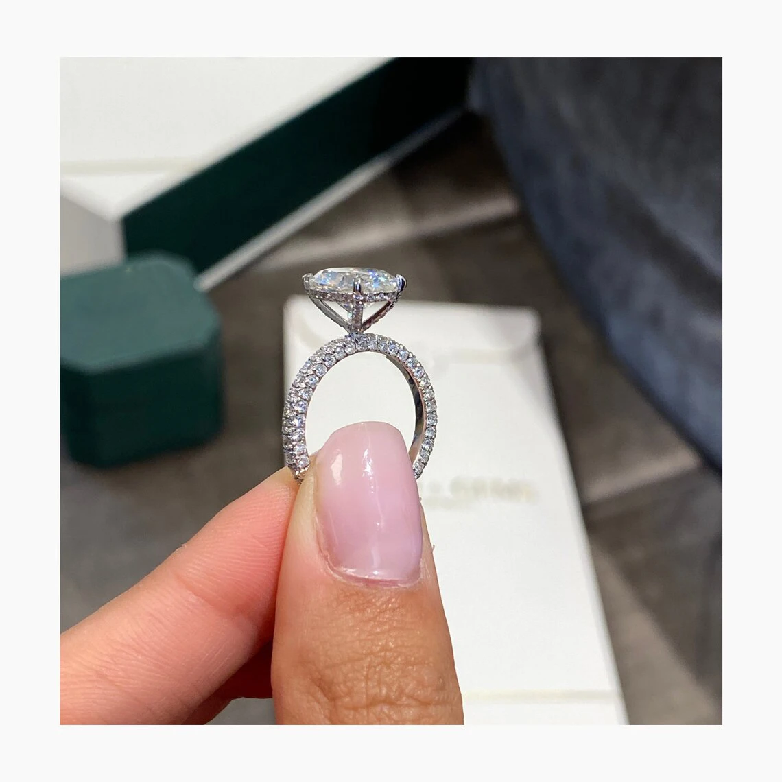 Рисунок 2 - Кольцо из белого золота с овальной огранкой