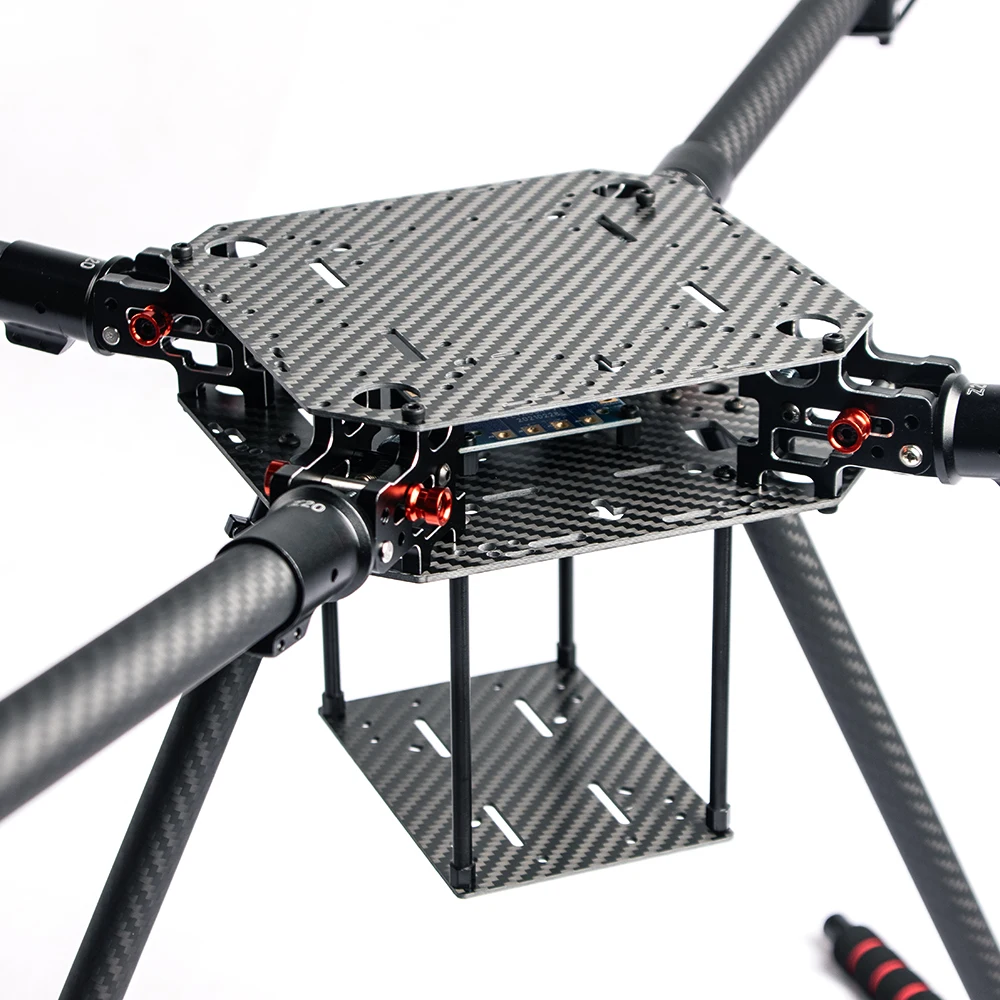 Drone FPV course professionnel vu de côté, structure carbone et composants électroniques visibles