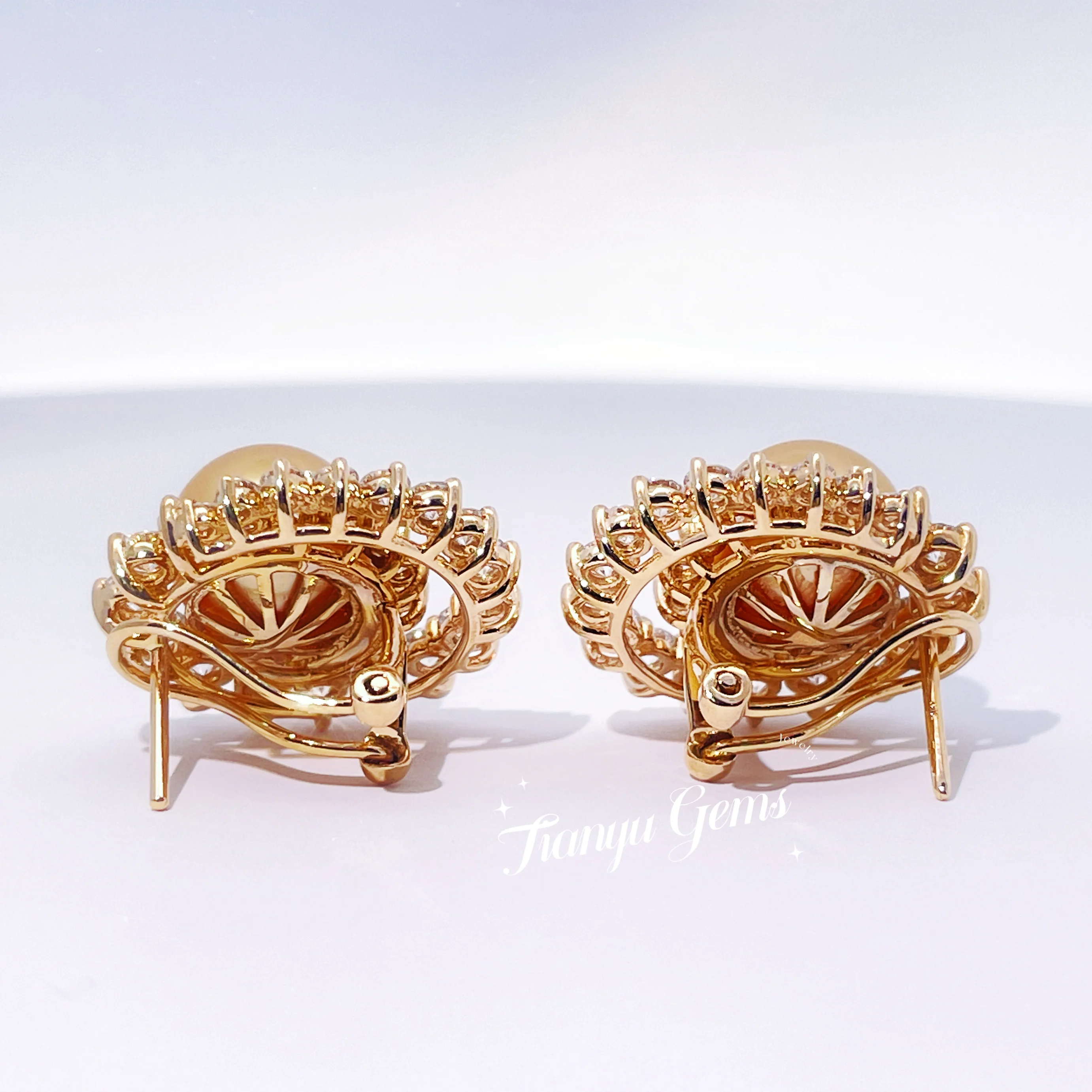 Рисунок 3 - Женские серьги-гвоздики из 18-каратного желтого золота