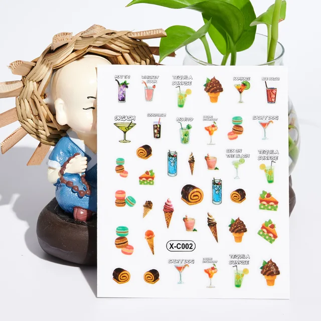 딸기와 꽃으로 꾸며진 매력적인 손톱을 위한 3D 네일 데칼