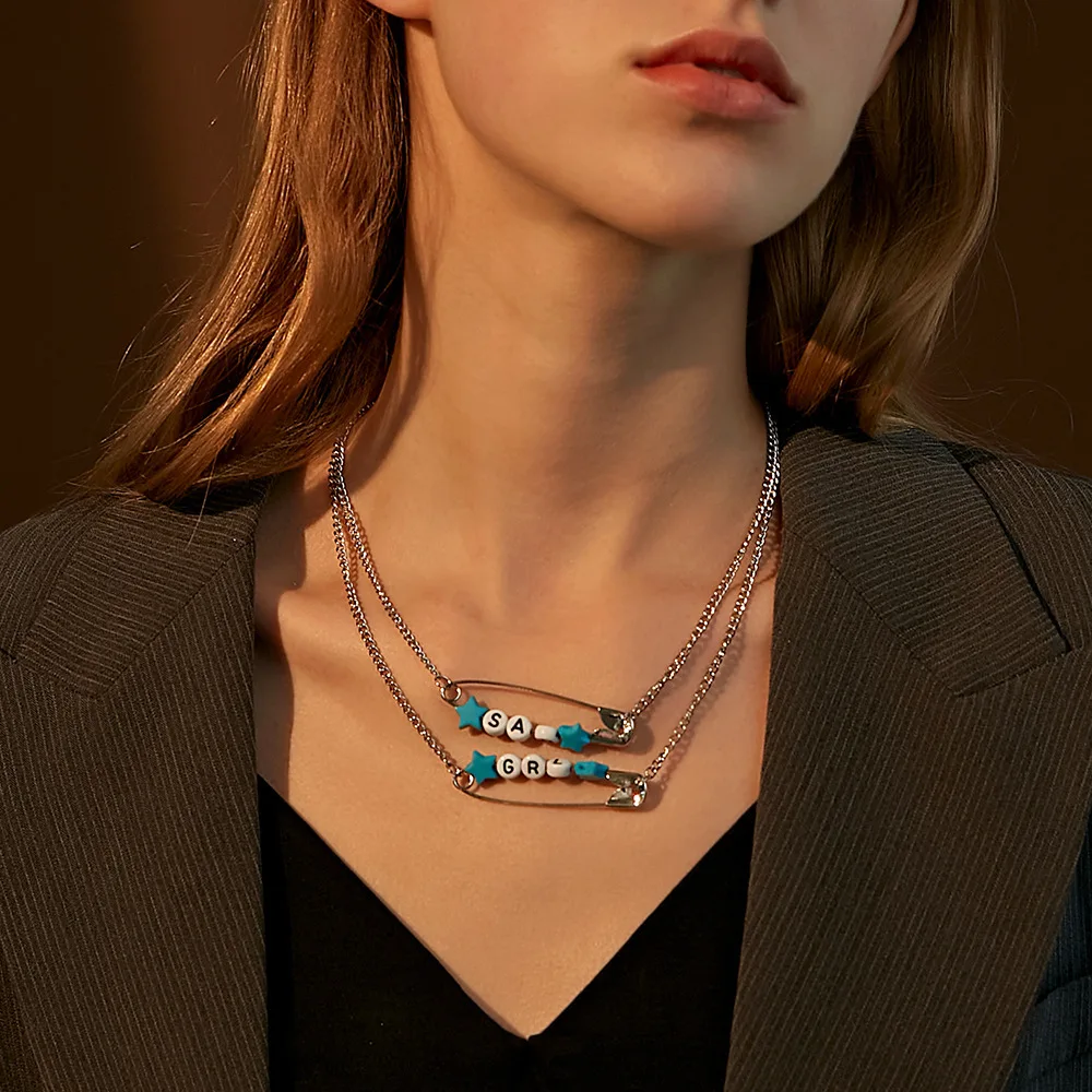 

Креативное многослойное колье с булавкой, нишевой дизайн, чувствительная Пряжка, булавка с буквой, цепочка до ключиц, модные аксессуары для Джокера, изысканный gracef