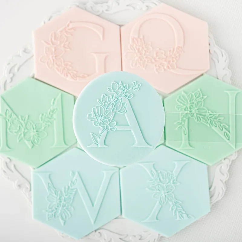A-Z 26 Letter Acrylic Alphabet Embosser Fondant Sugar Seal Relief Reverse Stamp Wedding Cake Decor Cookies Embosser Stamp Baking Mold Fondant Cutter Baking Decorating Tools
