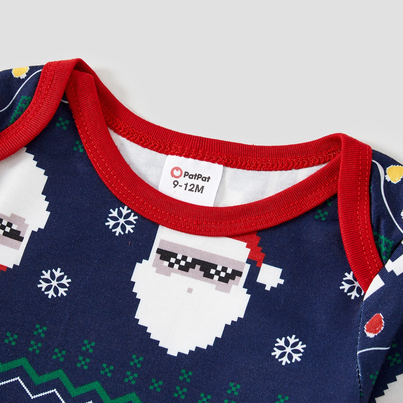 thumbnail image 4 of Conjuntos de pijamas familiares a juego con estampado de Papá Noel y copos de nieve navideños (resistentes al fuego), 4 of 5