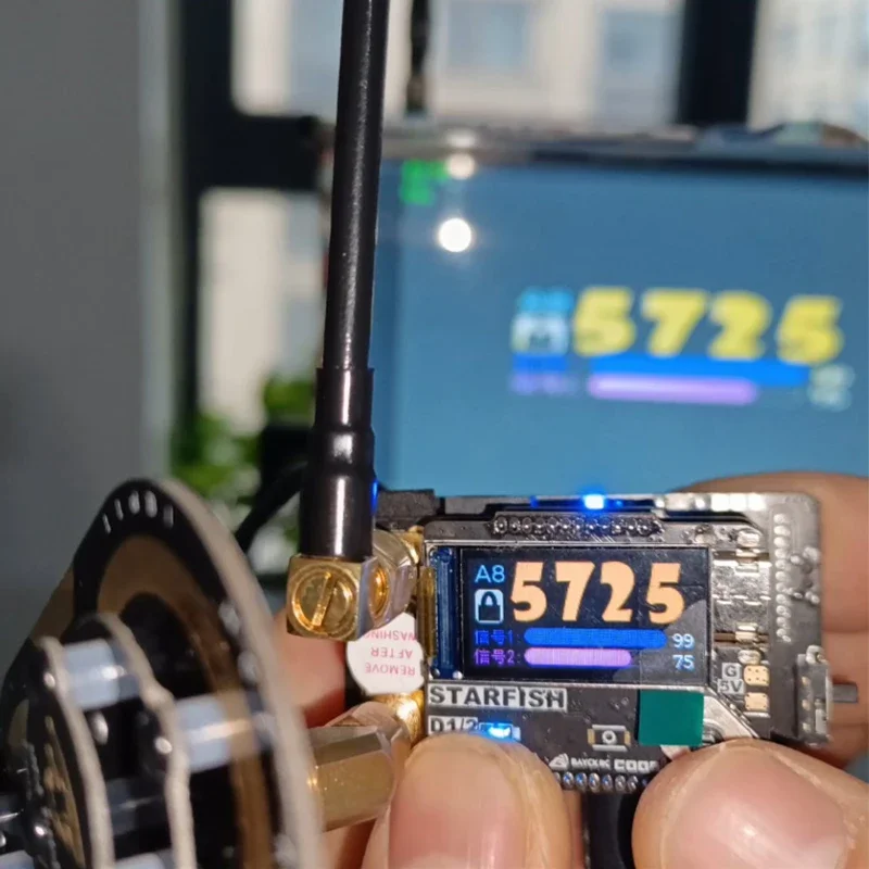 Module récepteur FPV STARFISH D1 double antenne 5.8G incliné, révélant les connecteurs et le dissipateur thermique en métal.