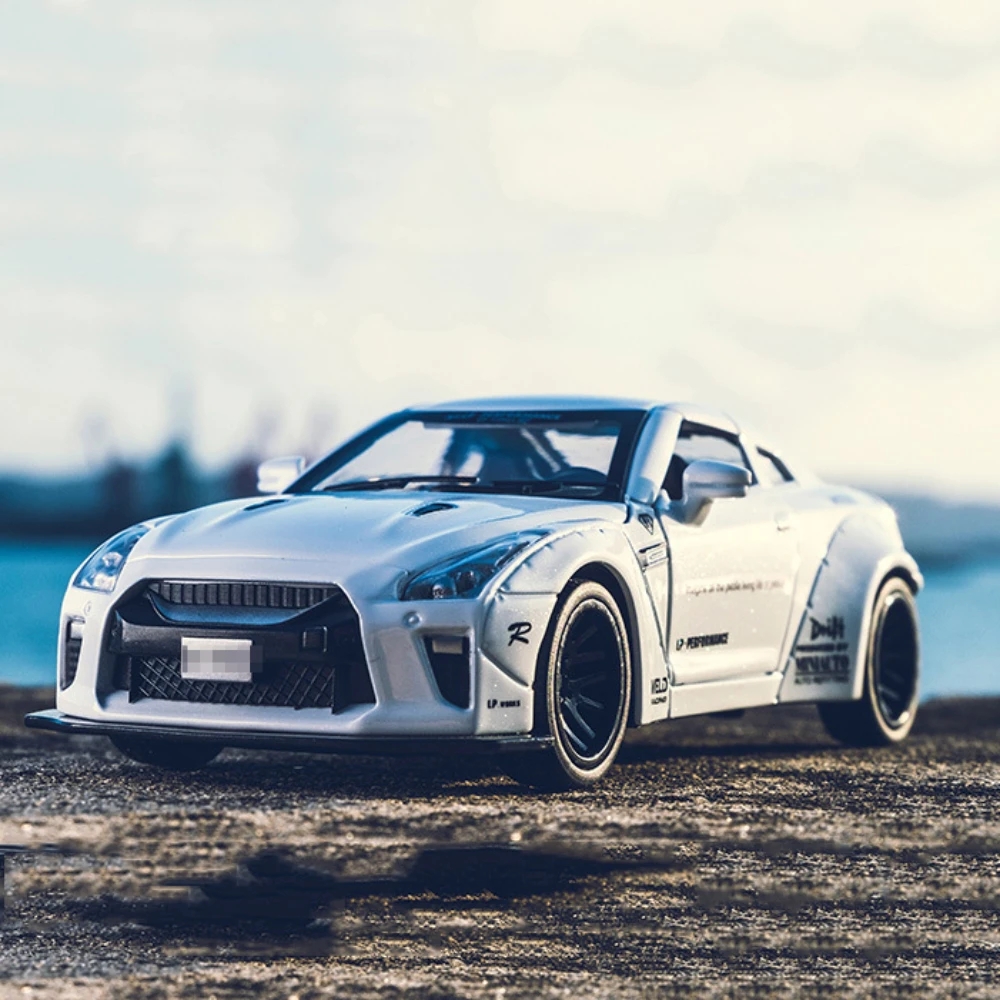 

Модель автомобиля GTR из сплава в масштабе 1:32, игрушечный автомобиль с высокой симуляцией, игрушечный автомобиль из литого под давлением, резиновые шины, автомобили с тяговым эффектом, игрушки для детей, подарки