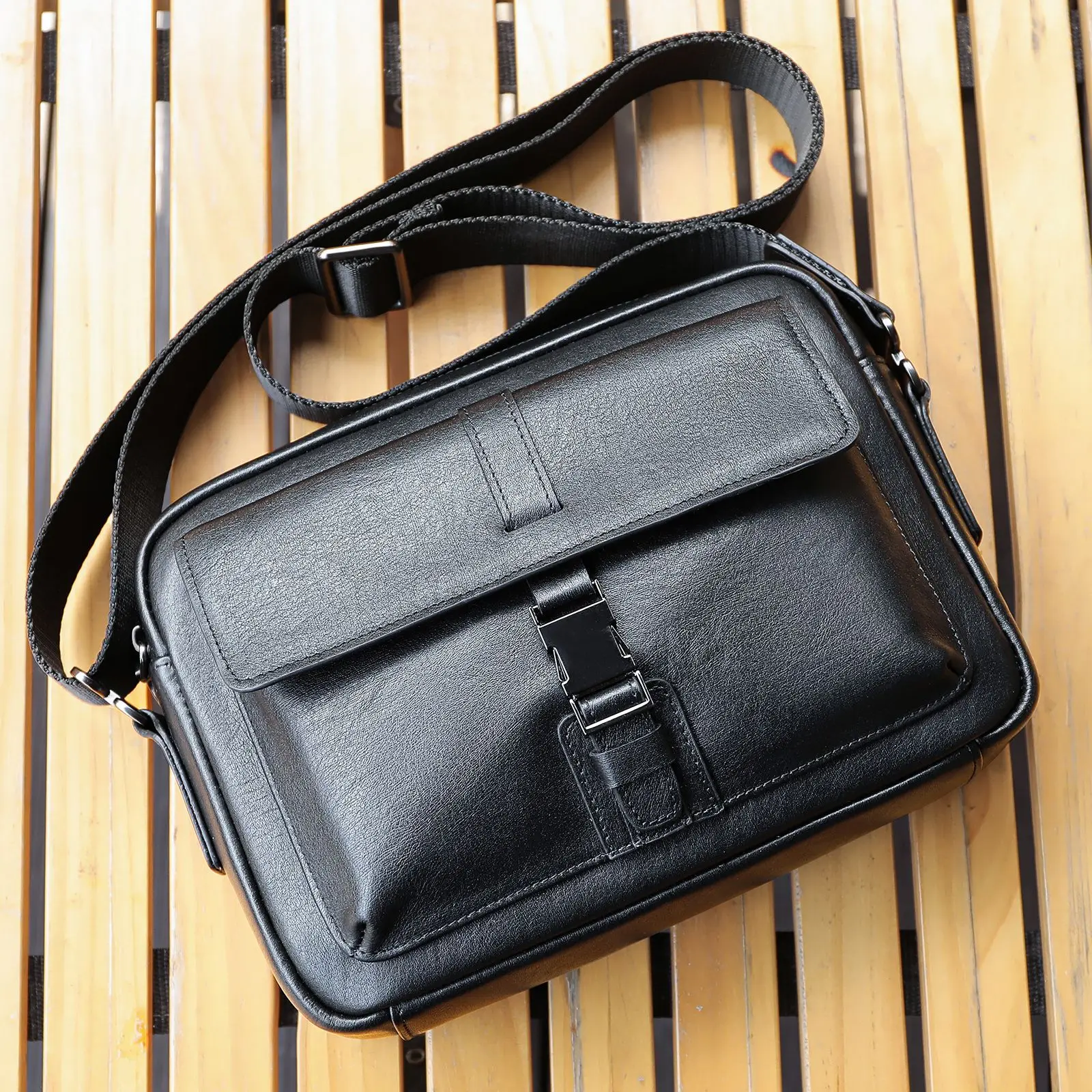 Simple and Stylish Leather Shoulder Bag for Men, Perfect for Commuting and Casual Wear