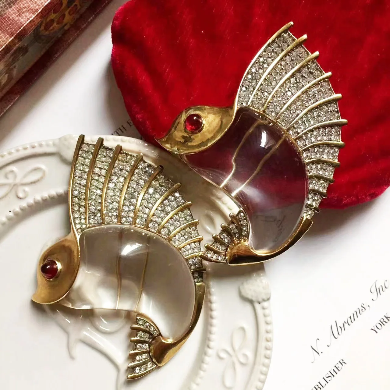 

Transparent Carp Brooch High-End Female Exquisite Medieval Vintage Luxury Suit Pin