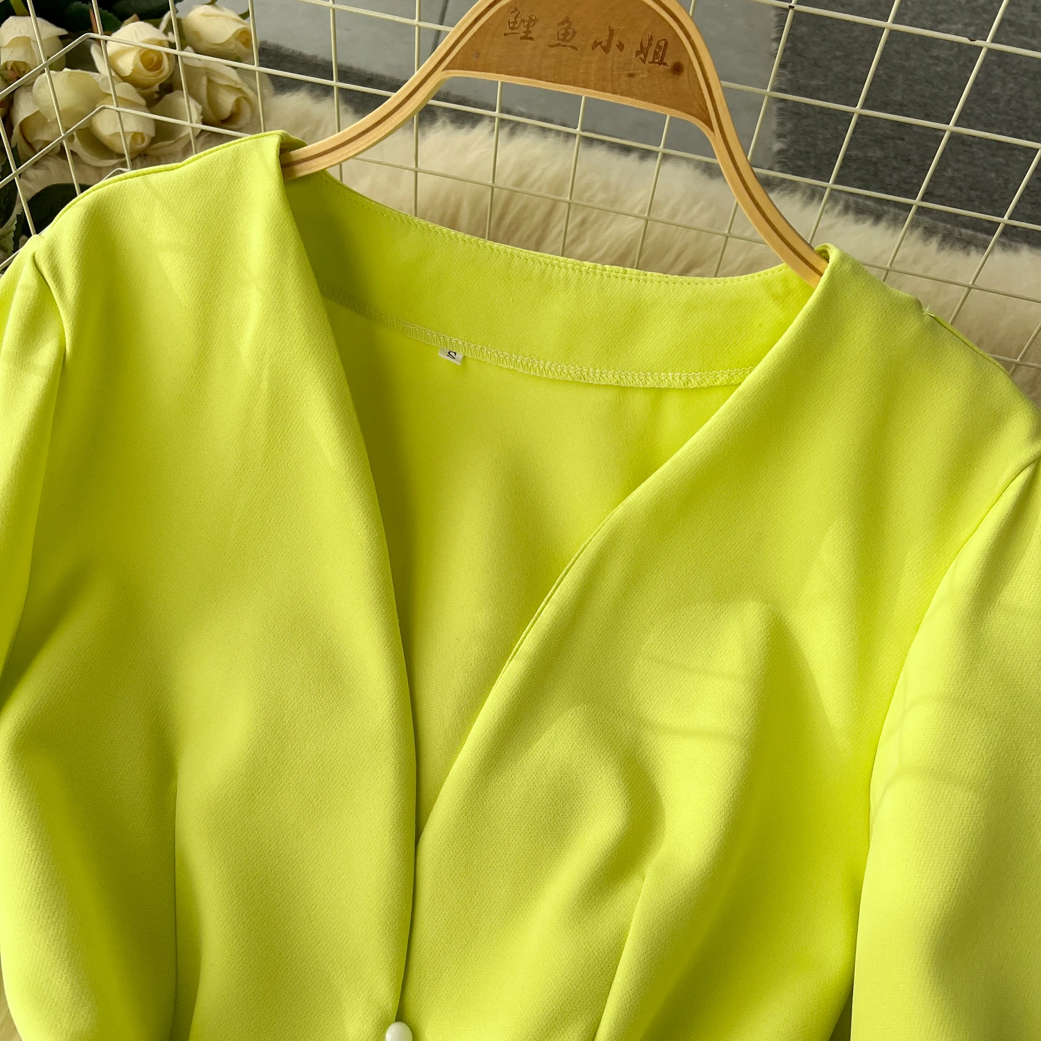 Рисунок 3 - Однотонный топ с V-образным вырезом