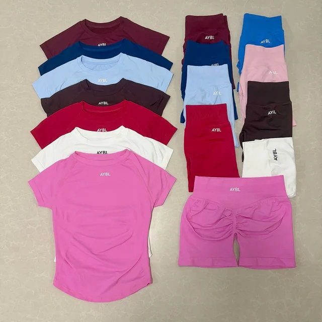 Ensemble de sport 2 pièces pour femme : T-shirt sculptant à manches courtes sans couture et short de sport pour le yoga, le fitness, l'entraînement et la course 1