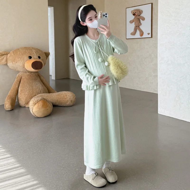 임산부 가을 부드럽고 달콤한 러플 밑단 폼폼 단추 달린 스웨터 코트와 캐미 드레스 투피스 세트 부드럽고 편안함