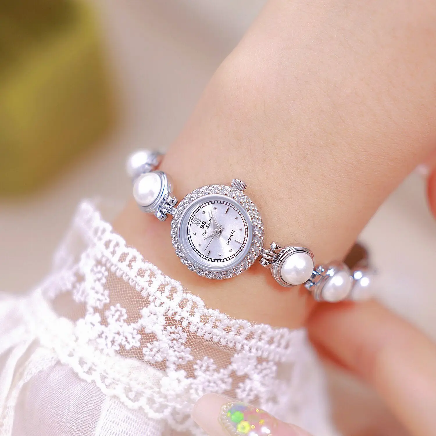 Reloj de pulsera para mujer estilo medieval con perlas_voghion.com