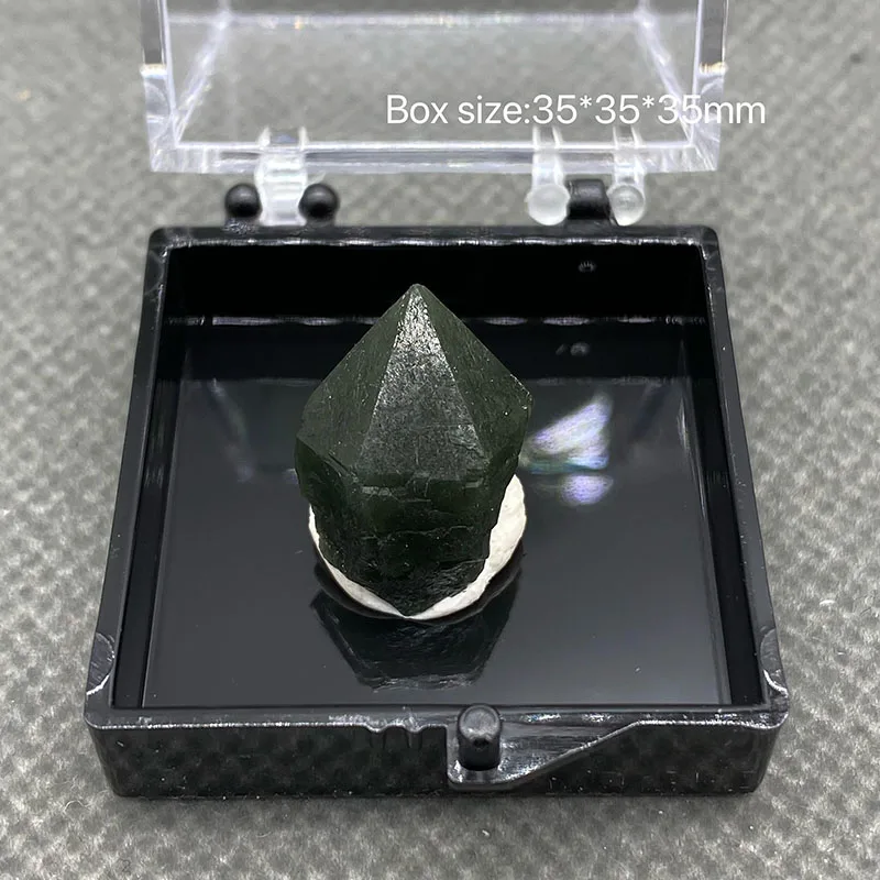 

100% Natural Inner Mongolia Green Crystal Cluster Ore Specimen Rare Crystal + Box size：35*35*35mm