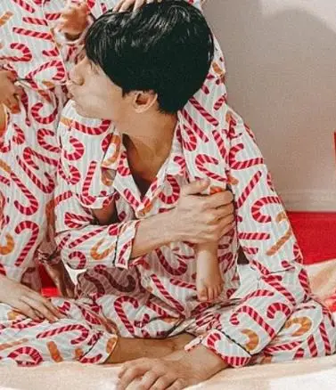 thumbnail image 2 of Conjunto de pijama navideño a juego para toda la familia, con estampado de bastones de caramelo, manga larga, cuello de solapa, pantalones, ropa de estar por casa, 2 of 5