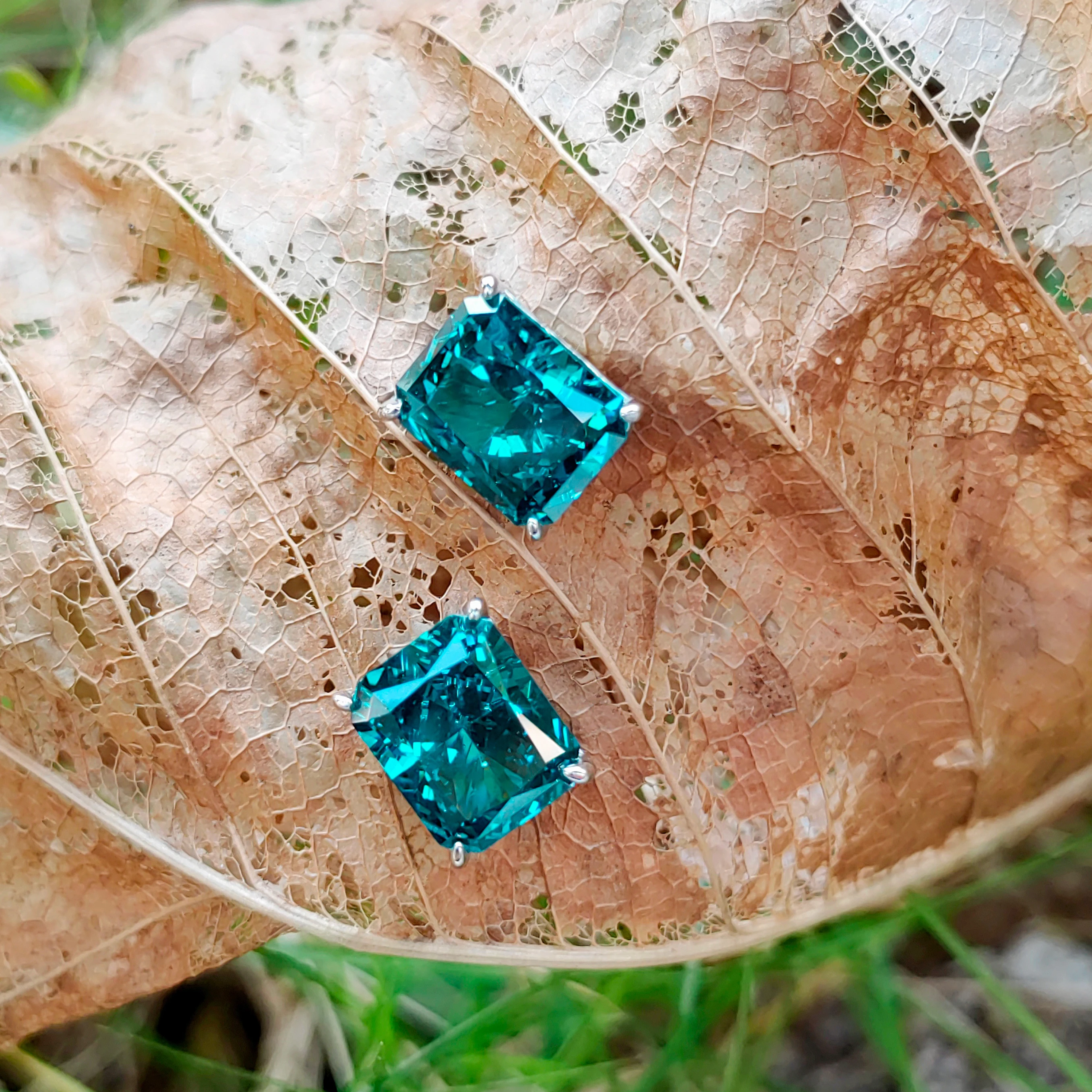 S925 Sterling Silber Platin- und Goldbeschichtete Rechteckige Ohrringe mit Eisgeschnittenem Paraiba Blaugrünem Zirkon für Damen – Detail 4