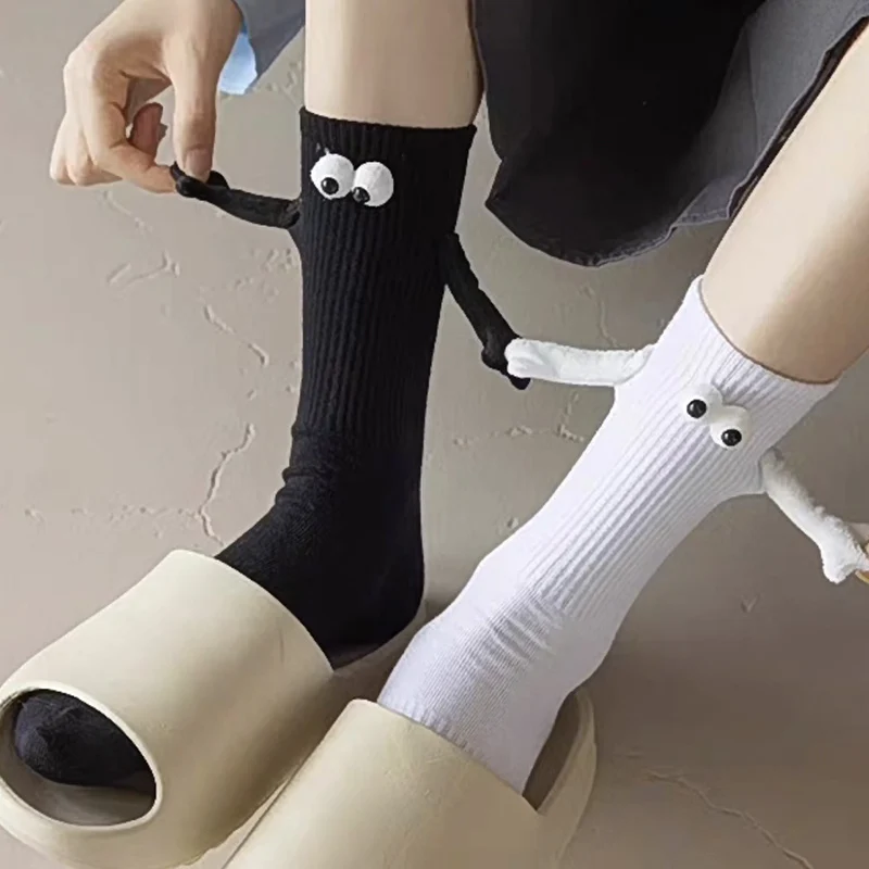 Alobee Haruku Couple Cotton Sock 2 Pairs Magnetic Suction Hand In Hand Socks Black White Unisex Holding Hands Long Socks_voghion.com