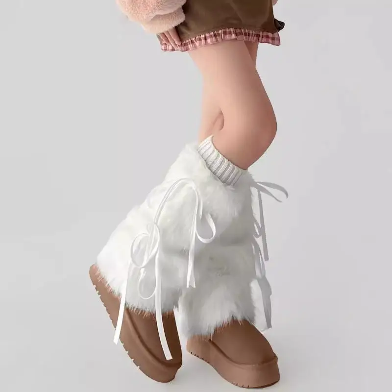 �� Beinwärmer aus Kunstfell mit Schleifen – Flauschige Winterstiefelmanschetten für Y2K- und Coquette-Stil – Detail 2