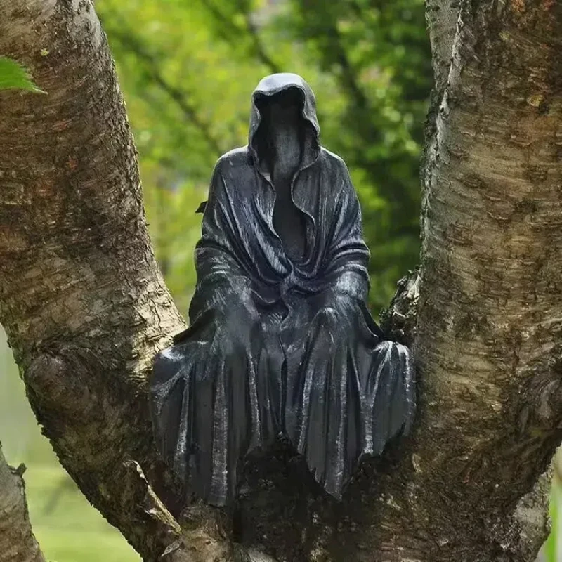 Mysterious Master in Black Figurines Halloween Gift Horror Black Robed Night Walker Sitting Resin Craft Ornament Boy'S Gift